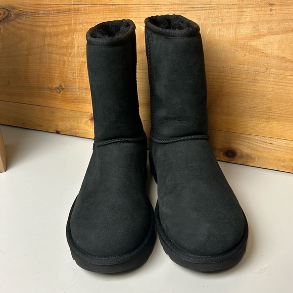 PREOWNED Women’s UGG Classic Short II Black Shearling Sheepskin Boots - Picture 3 of 15